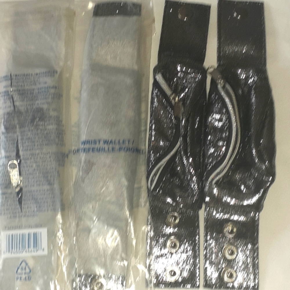 🔥B3G1Free🔥AVON New wrist wallet.